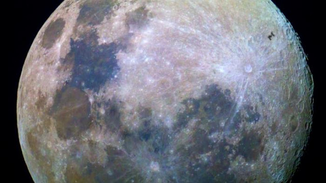 Inilah Foto Menakjubkan Stasiun Luar Angkasa Melintas Bulan