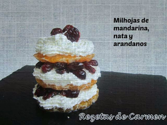 Milhojas de mandarina, nata y arándanos.