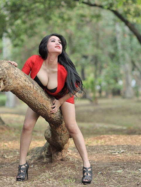 Pose Hot Model Cantik Bibie Julius