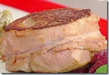 Filetto di vitello bardato con pancetta e cipolle rosse caramellate