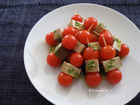 Finger food di pomodori e tofu grigliato con pesto di aromoatiche fresche