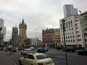 Die Kreuzung am Eschenheimer Turm mit Blick aus Richtung Hochstraße. Im Vordergrund ein Taxi.
