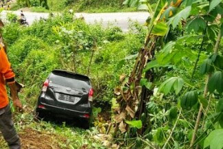 Gegara Terpleset Oli, Mobil Di Mojokerto Terjun Ke Sungai