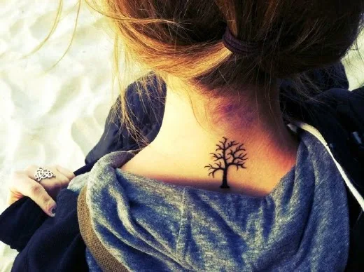 vemos a una chica que lleva el tatuaje de un arbol