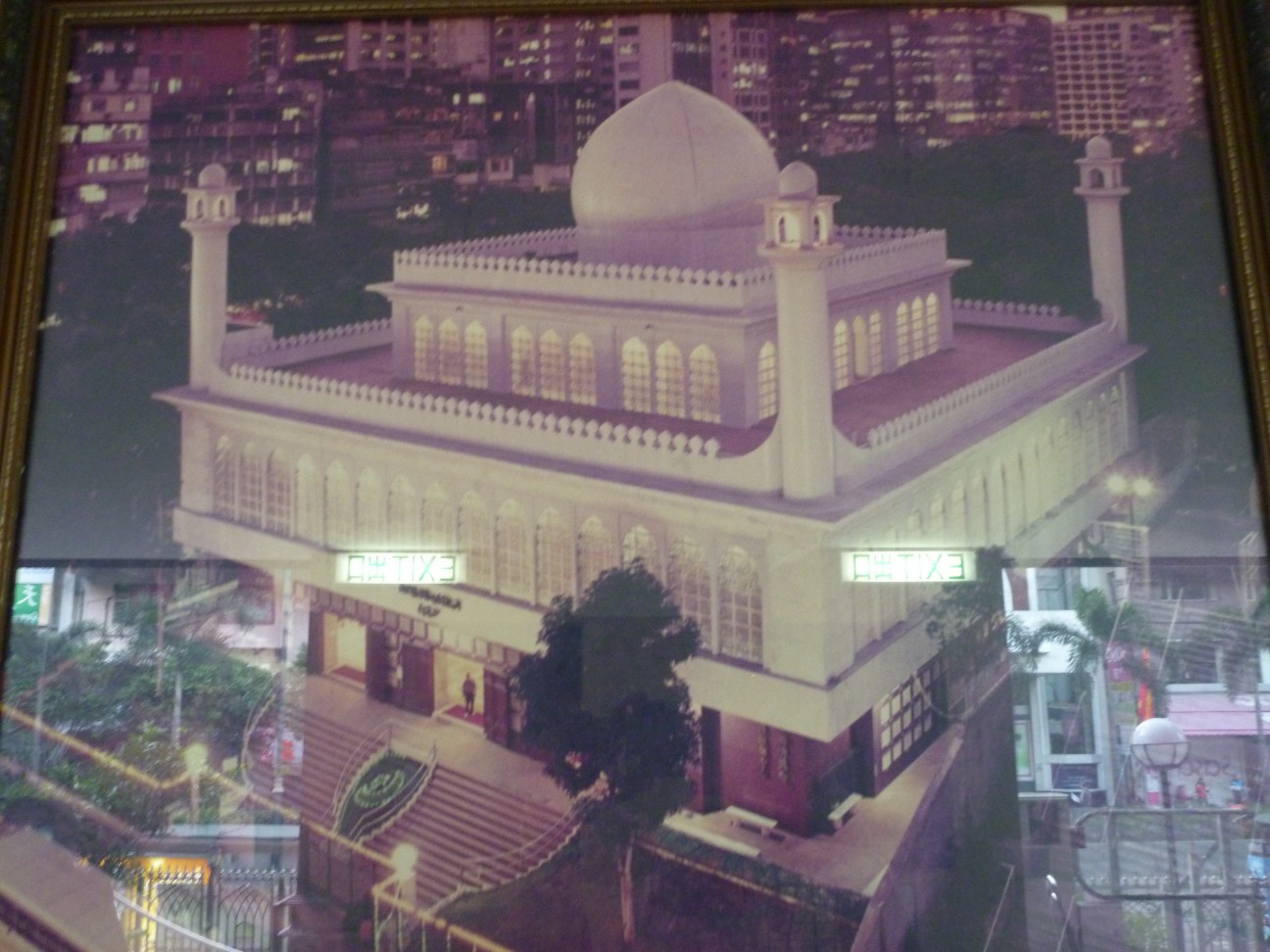 Kabar dari Permata Timur Berdoa di Masjid Kowloon Hongkong 