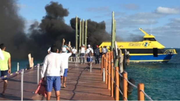 Se incendia barco de Ultramar en Cancún