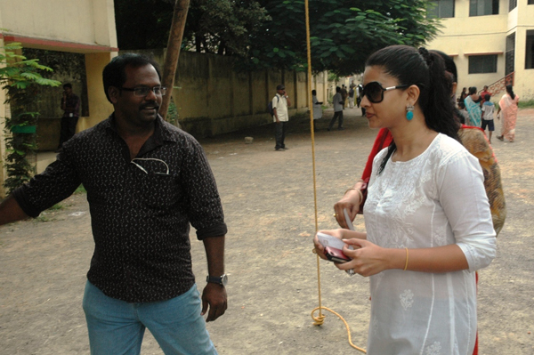 snehaprasanna cast their votes @ chennai mayor election 2011 latest photos