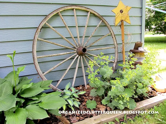 Backdrops for Junk Gardens & Foundation Plantings #junkgarden #gardenjunk #buggywheels #vintage