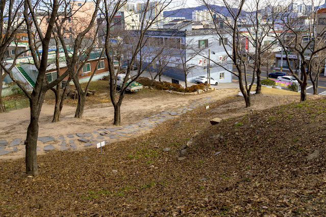 입구 쪽 산책로