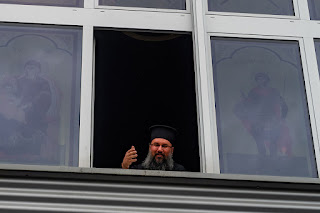 Priester Mihail Adam am Fenster der Rumänisch-orthodoxen Kirche in Abtwil