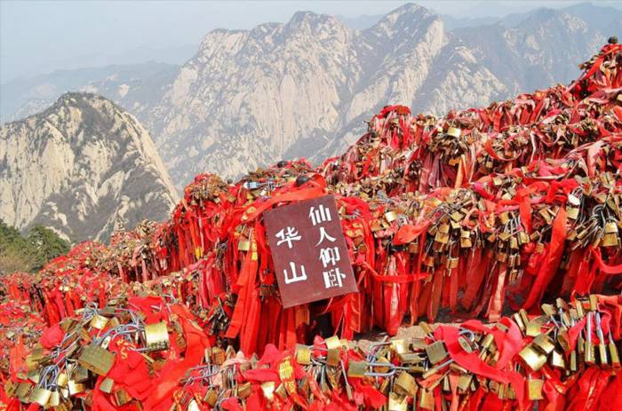 Mount Hua Shan is located near the southeast corner of the Ordos Loop section of the Yellow River basin, south of the Wei River valley, at the eastern end of the Qin Mountains, in southern Shaanxi province. It is part of the Qin Ling Mountain Range that divides not only northern and southern Shaanxi, but also China.