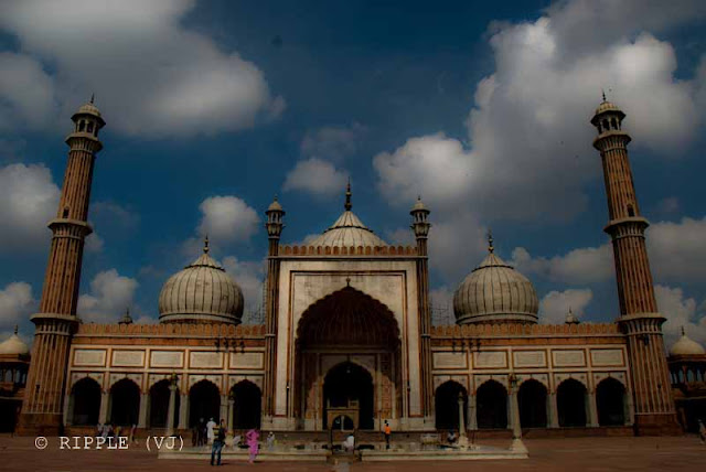 Poste by Ripple (VJ) : A short visit to Jama Masjid during Monsoons : Jama Masjid of Delhi, is the principal mosque of Old Delhi in India. Commissioned by the Mughal Emperor Shah Jahan, builder of the Taj Mahal, and completed in the year 1656 AD, it is the largest and best-known mosque in India. It lies at the origin of a very busy central street of Old Delhi, Chandni Chowk. : Posted by Ripple (VJ) : ripple, Vijay Kumar Sharma, ripple4photography, Frozen Moments, photographs, Photography, ripple (VJ), VJ, Ripple (VJ) Photography, Capture Present for Future, Freeze Present for Future, ripple (VJ) Photographs , VJ Photographs, Ripple (VJ) Photography : 