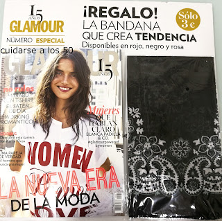 Revista glamour con el regalo de la bandana