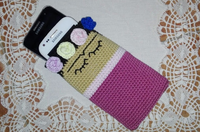 Funda crochet de móvil inspirada en Frida Kahlo para dos móviles