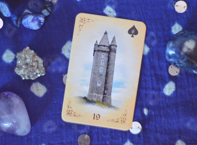 Saiba o significado da Carta 19 - A Torre no Baralho Cigano ou Lenormand e combinações no amor, dinheiro e trabalho, obstáculo e conselho.