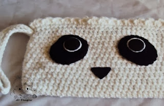 http://damnitjanetletscrochet.blogspot.ca/2012/09/panda-zippered-wristlet.html