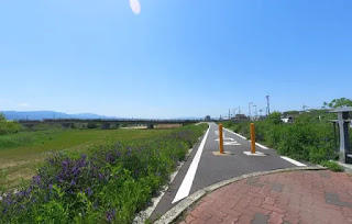 川沿いの自転車道