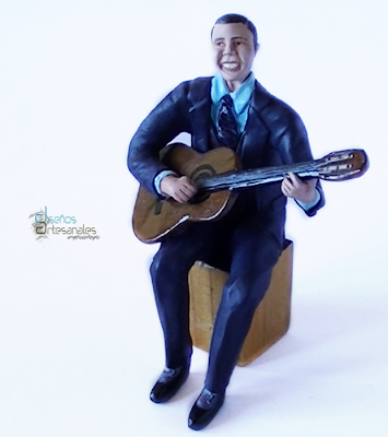 Figura modelada a mano en arcilla de secado al aire del cantante Carlos Gardel