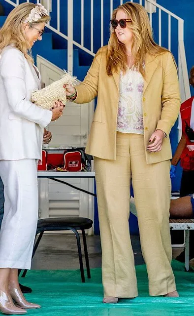 Princess Amalia wore a Tobago silk blouse by Vanessa Bruno, and gold earrings. Queen Maxima wore a white blazer suit