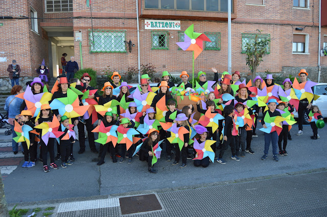 bajada de disfraces en las fiestas de Lutxana