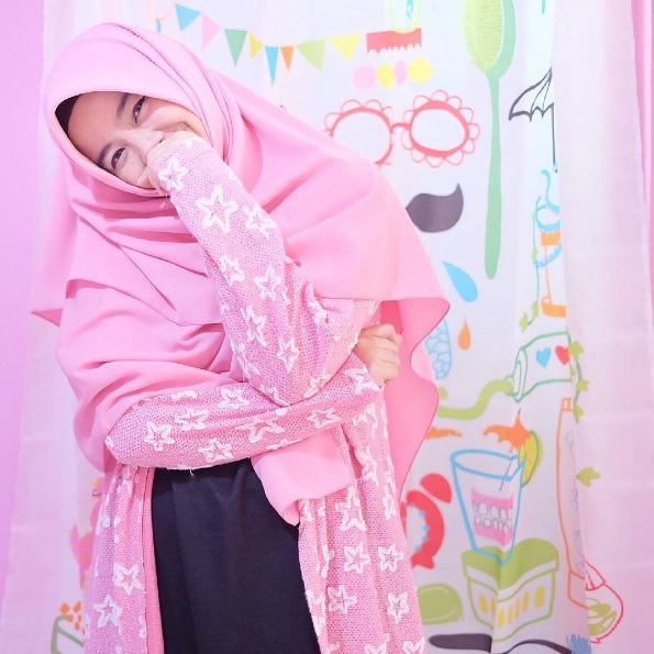 ressa rere pake hijab pink