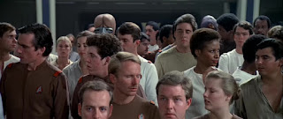 De perfil se le nota más el acné espacial y es que superada la ingravidez en el espacio profundo lo que apetece es tocarse  - Star Trek La Película