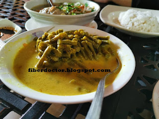 Lauk sayur di Warong Bonda  percuma untuk tetamu yang mengurut di Rumah Hutan Terapi Alam pada hari itu. Menu berbeza-beza pada hari-hari yang lain