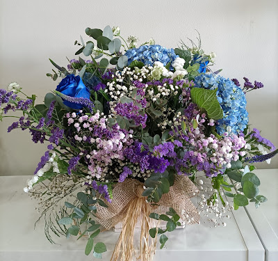 Centros y cajas con flores silvestres y rosas para regalar en cualquier momento