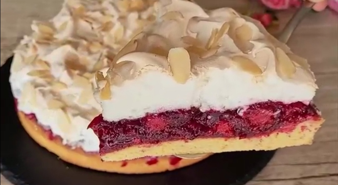 Meringue and berries cake