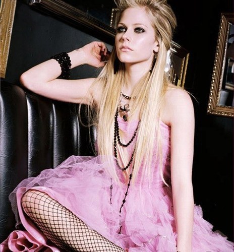 The hair of Avril here is also different from the picture above