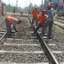 गाजीपुर: रेल पटरियों को सुधारने में जुटा रेलवे