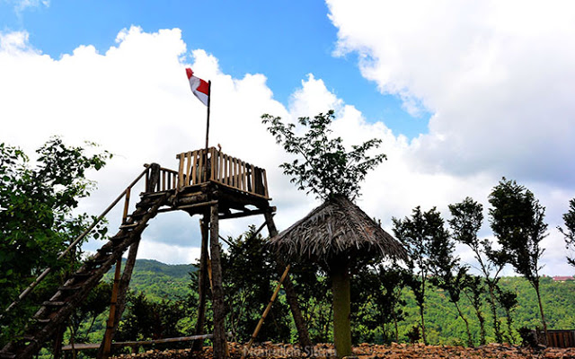 Bendera Merah putih berkibar terkena angin