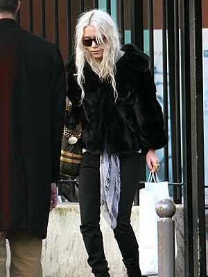 mary kate olsen hairstyles. LOVING THE WAVY HAIRSTYLE