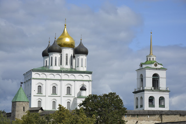 Вид на Троицкий собор и колокольню.