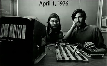 Steve Jobs ao lado de Steve Wozniak, fundadores da Apple - Homenagem a Steve Jobs - morto por um cancer em 2011