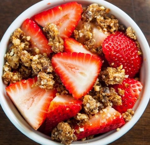 STRAWBERRIES WITH COCONUT CASHEW CRUMBLE  #desserts #whole30