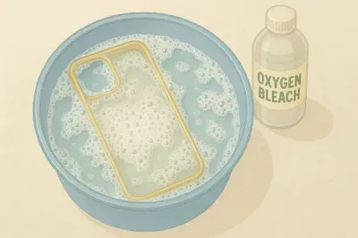산소계 표백제에 케이스를 담가 세척 중