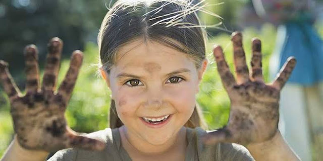How does playing in mud improve children's immune system?