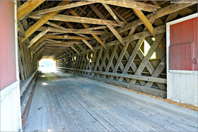 Interior del Puente Cubierto Cresson Covered Bridge / Sawyers Crossing en New Hampshire