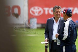 Vergara platicando con Real en entrenamiento de Chivas