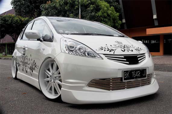 GAMBAR MODIFIKASI HONDA JAZZ PUTIH title=