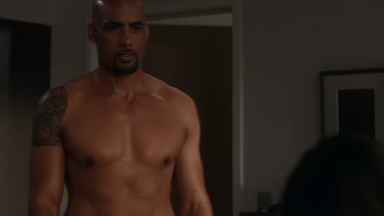 ausCAPS Boris Kodjoe shirtless in Station 19 5-17