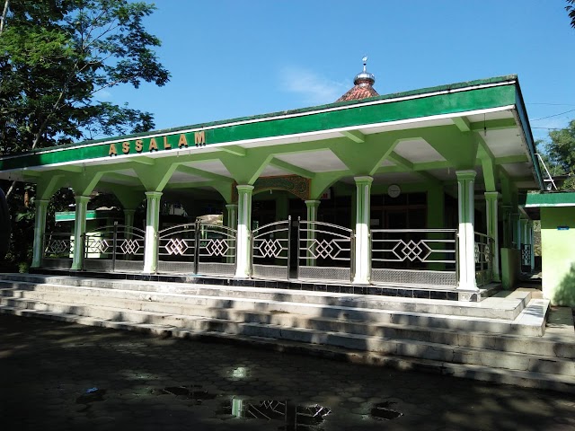 Kegiatan Bersih-bersih Masjid As-Salam Karangrejo, Kedungsari, Bandongan, Kabupaten Magelang