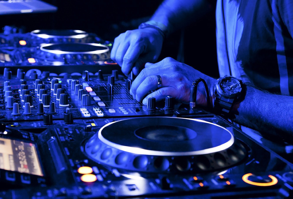 Whether to Hire a Disk Jockey Or a Live Band For Your Reception