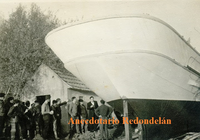 Botadura do barco de José o Viudo, no estaleiro de Loureiro, en Cesantes. Foto cedida pola Sra. Sara-Obradoiro Fernando Monroy