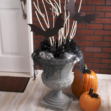 Craft Ideas Halloween Door Decorating on Doorstep Halloween Urn Display