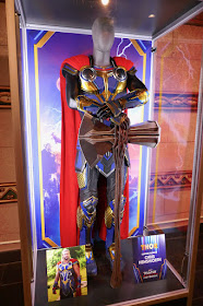 Chris Hemsworth Thor Love Thunder blue gold battle armor