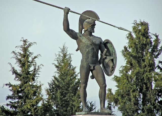 Статуя Леонида I в Фермопилах.