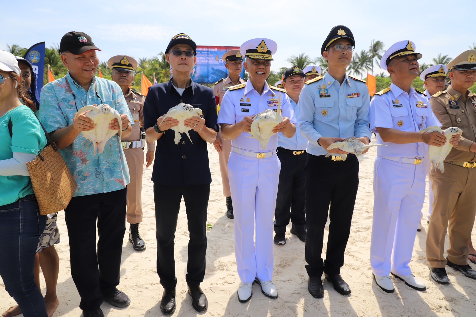 กองทัพเรือ จัดกิจกรรมซ่อมแซมและจัดวางทุ่นผูกเรือ เพื่อป้องกันการทิ้งสมอในแนวปะการังตามแนวธรรมชาติ