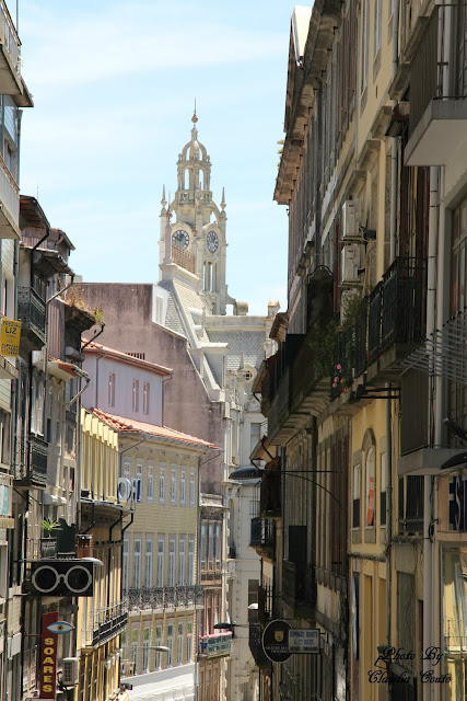 Encontrei ruas ao acaso tal como esta o colorido da rua, a arquitetónica dos prédios e a torre que se ergue mesmo no fundo da rua leva-me ate uma fotografia de composição sublime. Mesmo as placas publicitarias se encaixam tornando a rua harmoniosa.